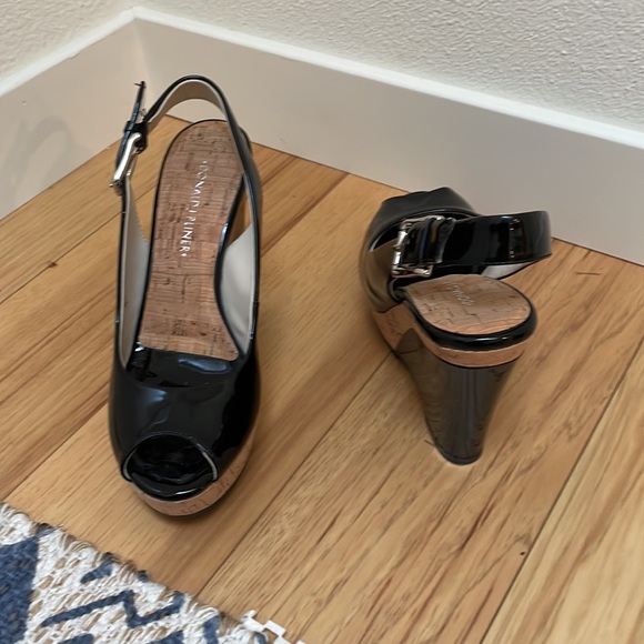 Donald Pliner. Black patent leather - Picture 2 of 3